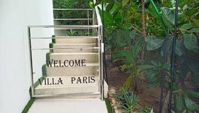 villa Paris - entrance gate and fenced garden for small dogs 